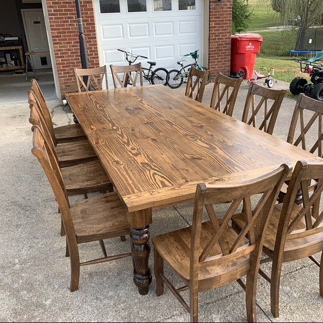 میز ناهار خوری چوبی قهوه ای در حیاط خانه